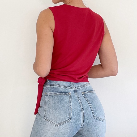 Red sleeveless shirt - Picture 3 of 3